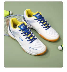 Vista macro delle scarpe da badminton con suola in gomma gialla resistente e antiscivolo