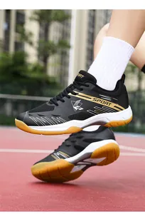 Détail d'une chaussure de sport noire et dorée avec mesh respirant et semelle en gomme