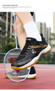 Détails des chaussures de badminton noires avec accents dorés et semelles en gomme antidérapante