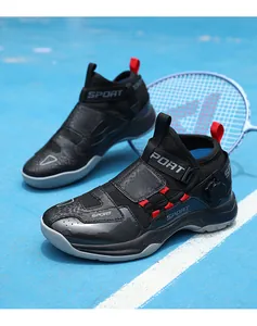 Détail de la chaussure de sport avec système de serrage rotatif et bride velcro de maintien
