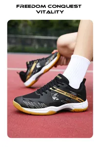 Détail de chaussures de badminton noir et or avec mesh respirant et semelle antidérapante