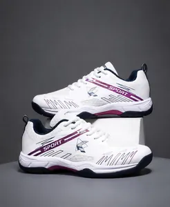 Détail des chaussures de badminton blanches avec rayures violettes et maille respirante