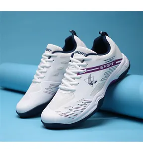 Détail de chaussures de sport blanches en mesh respirant sur supports cylindriques bleus