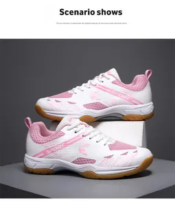Vue détaillée de chaussures de badminton rose et blanc avec semelle en gomme durable