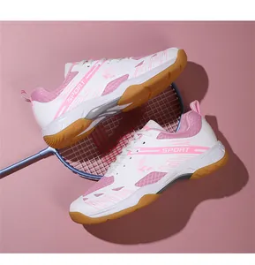 Détail de chaussures de badminton rose et blanc avec maille respirante et semelle en gomme