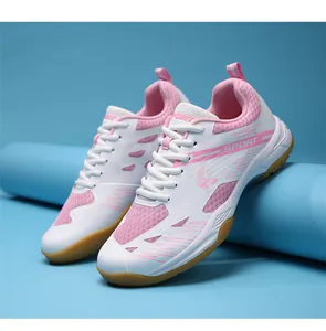 Vue macro de la tige en mesh respirant et détails roses sur les chaussures de sport