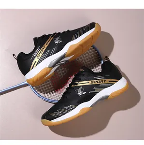 Gros plan de chaussures de badminton noires et dorées sur une raquette, sport indoor