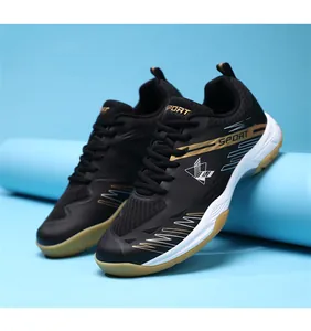 Détail macro du tissu en maille respirante et cuir synthétique sur chaussures de sport noir et or