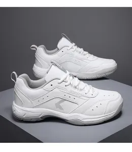Nahaufnahme des weißen atmungsaktiven Mesh-Gewebes und Kunstleder-Einsätze an Sportschuhen