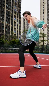 Dynamische Ansicht atmungsaktiver weißer Sportschuhe mit bunten Akzenten auf dem Sportplatz