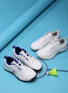 Blau-weiße Badmintonschuhe präsentiert mit Schläger und Federball in einer Szene