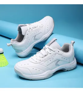 Detailansicht weißer Badmintonschuhe mit atmungsaktivem Mesh und grauen K-Logo Akzenten
