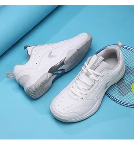 Nahaufnahme weißer Sportschuhe mit grauen Akzenten auf einem hellblauen Hintergrund
