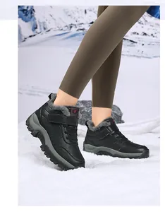 Détail de botte de neige imperméable avec doublure en fourrure et semelle antidérapante
