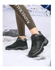 Détail de bottes de neige imperméables avec surpiqûres en losange et doublure fourrée