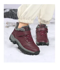 Détail de bottes de neige bordeaux avec doublure en fourrure et semelle antidérapante
