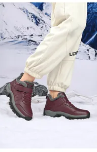 Gros plan de bottes de neige rouge foncé avec doublure épaisse en peluche grise