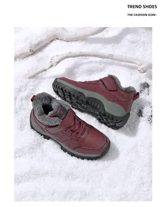 Vue détaillée des bottes d'hiver bordeaux avec doublure en fourrure et semelle crantée