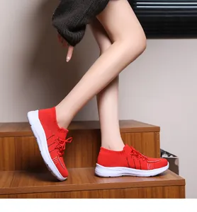 Dettaglio della tomaia in mesh rosso e suola platform ammortizzata su scarpe donna