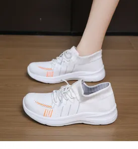 Scarpe da ginnastica in mesh bianco traspirante con strisce arancioni e suola spessa