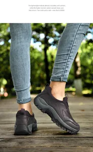 Detail der rutschfesten Gummisohle und gedämpften Zwischensohle für Senioren-Sportschuhe
