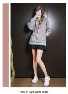 Dettaglio di sneakers platform in mesh da donna con accenti rosa e suole spesse