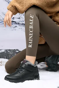 Détail de botte de neige d'hiver avec semelle à coussin d'air et doublure chaude