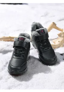 Détails de bottes d'hiver noires avec doublure en fourrure et sangle velcro sur neige