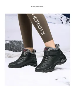 Détail de botte de neige avec cuir noir, doublure en fourrure chaude et coussin d'air