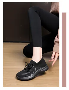 Dettaglio della tomaia in maglia nera traspirante con motivo a onde su sneaker alta