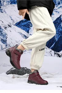 Détail de bottes d'hiver bordeaux avec cuir matelassé et doublure en fausse fourrure