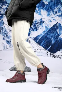 Détail de bottes de neige bordeaux avec fourrure, velcro et talon à coussin d'air