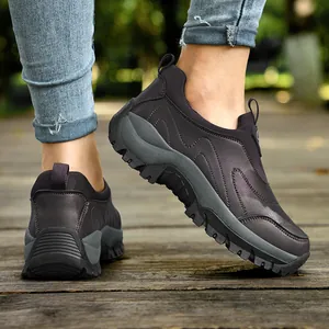 Wasserdichte lila Slipper-Walkingschuhe mit rutschfester Sohle für Senioren auf Holzsteg