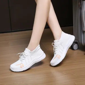 Sneaker platform bianche da donna in mesh traspirante con strisce arancioni in posa