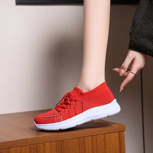 Sneakers da donna in maglia rossa traspirante con suola spessa bianca e lacci