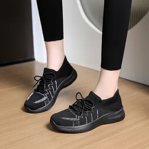 Sneakers platform traspiranti da donna in mesh nero con motivi geometrici bianchi