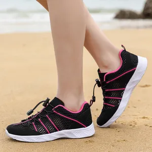 Scarpe da scoglio traspiranti in mesh nero e rosa con lacci rapidi sulla spiaggia