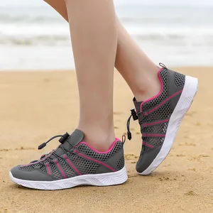 Scarpe acquatiche traspiranti in mesh per coppie con sistema di lacci rapidi sulla spiaggia