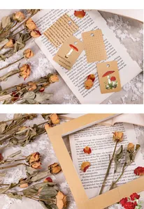 Primer plano de etiquetas de papel kraft con dibujos de hongos y rosas secas decorativas