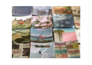 Detailopname van vintage vellum stickers met natuurmotieven en retro ticketpatronen