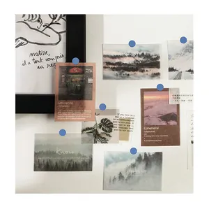 Ästhetische Landschaftsaufkleber und Kunstkarten an einer minimalistischen weißen Wand