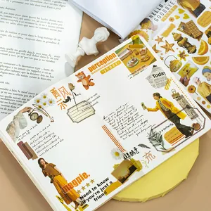 Vintage scrapbook sticker set met bloemen- en letterthema's in gele tinten