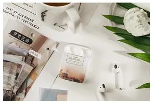Detailansicht der Schutzhülle für AirPods mit Sonnenuntergang-Design im Ins-Stil