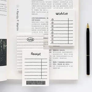 Drie minimalistische notitieblokken met verlanglijst en bonontwerpen op een open boek