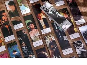 Λεπτομέρεια από σελιδοδείκτες Warm Screening Room με σκηνές ταινιών σε ξύλινο φόντο