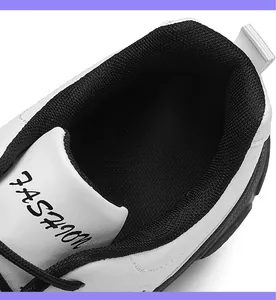 Vue macro de la doublure en mesh noir respirant et de l'étiquette FASHION sur baskets blanches