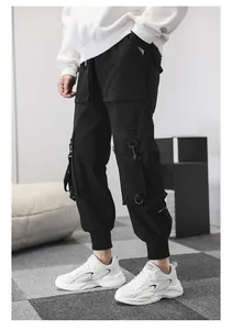 Detailaufnahme der Seitentaschen und Metallschnallen an schwarzer Urban Techwear Cargohose