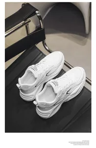 Nahaufnahme der weißen, atmungsaktiven Mesh-Sneaker mit Plateausohle und Mode-Etiketten