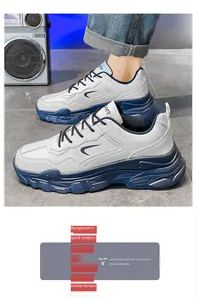 Détail de chaussures dad pour hommes avec semelles crantées bleues et tige en cuir blanc