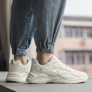 Atmungsaktive Herren-Sneaker in Cremeweiß mit Plateausohle und Mesh-Obermaterial im Freien